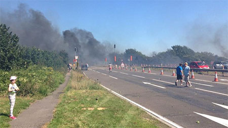 El avión se estrelló en una carretera Siete muertos en accidente durante una exhibición aérea en Inglaterra